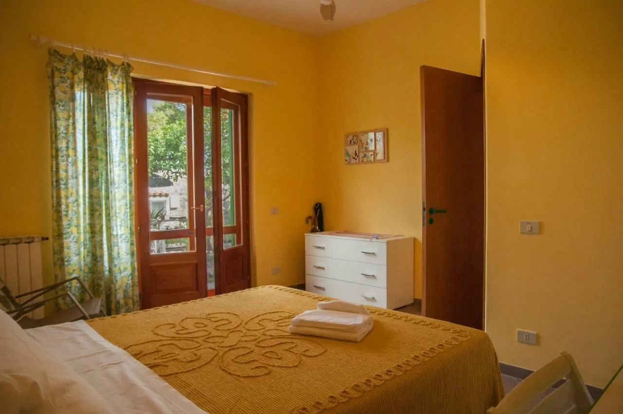 Seafront Apartments Garden House Taormina Italia