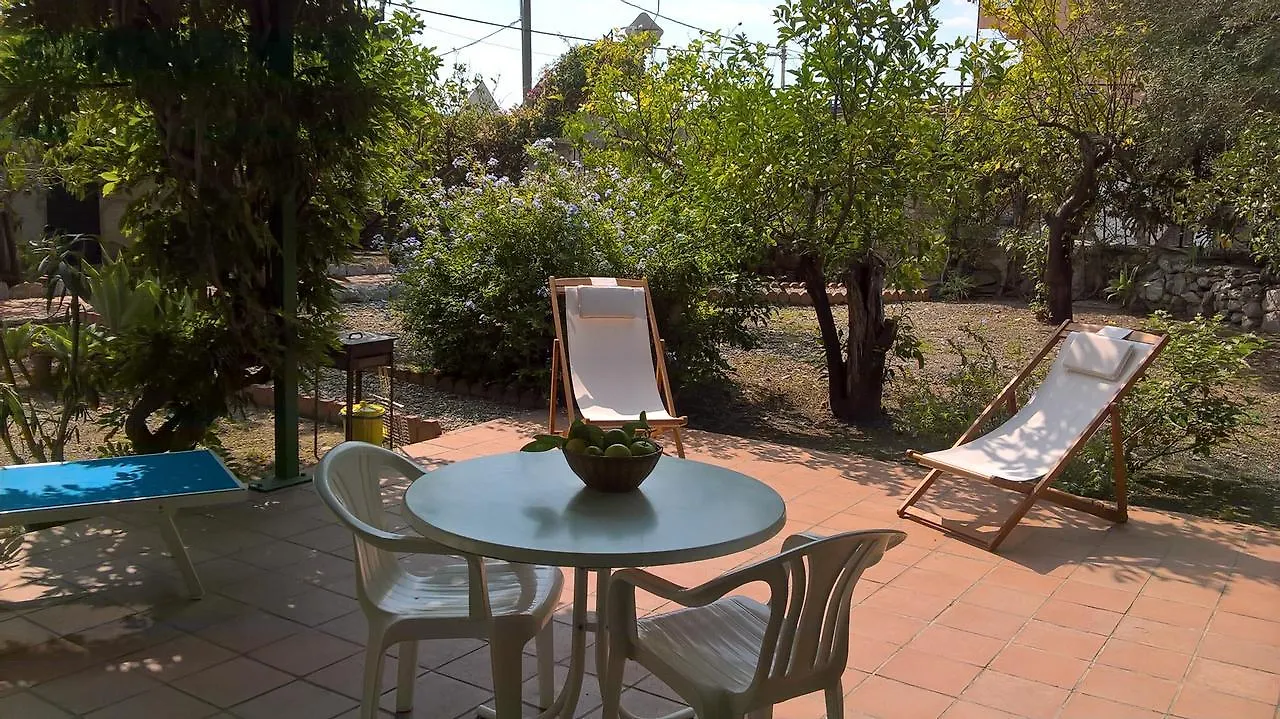 Seafront Apartments Garden House Taormina Italië